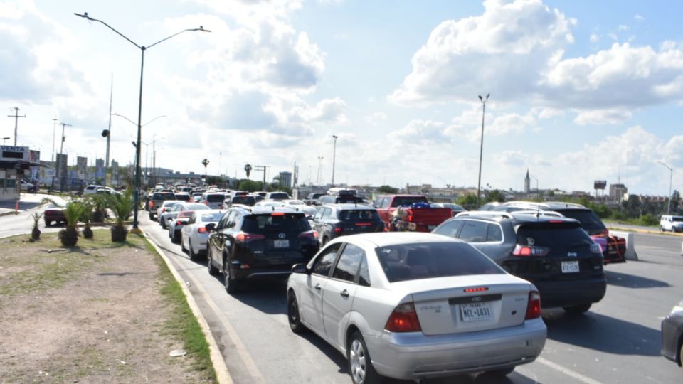 Ambos puentes internacionales lucieron completamente llenos este martes.