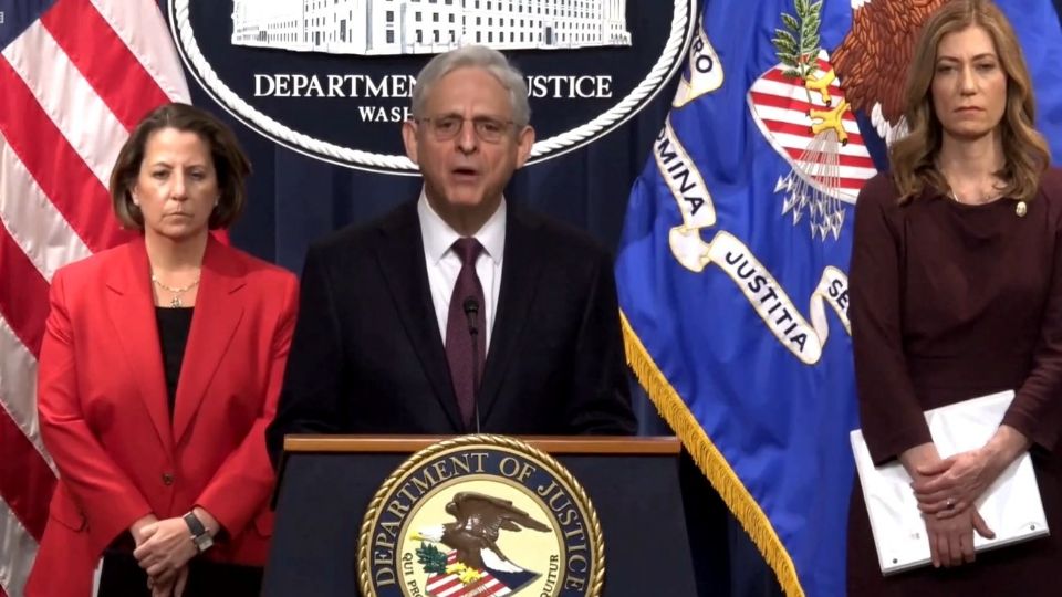 Al centro Merrick Garland, Secretario de Justicia de Estados Unidos.