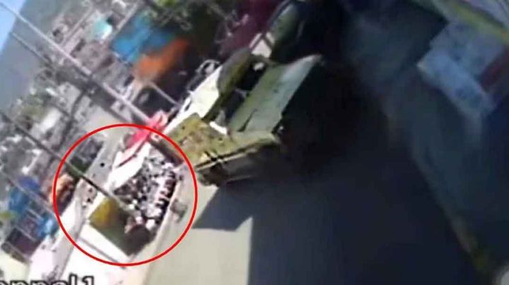 Camioneta de valores aplasta a vendedor ambulante; sobrevive su esposa | VIDEO