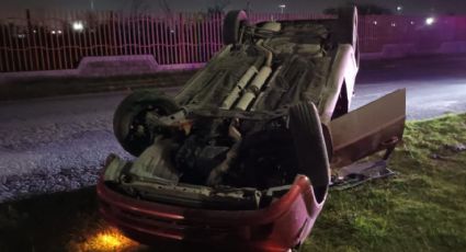 En Municipio Libre auto volcado; latas de cerveza y velocidad, mala combinación