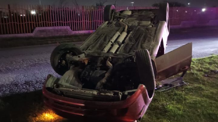 En Municipio Libre auto volcado; latas de cerveza y velocidad, mala combinación