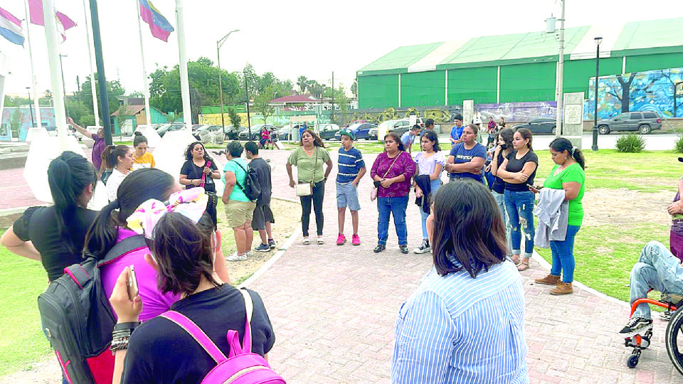 Los pequeños y sus madres fueron convocados a la Plaza Simón Bolívar, donde recibieron gustosos la noticia.