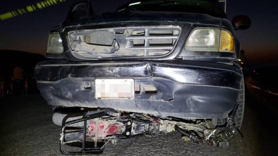 La motocicleta quedó debajo de la camioneta.