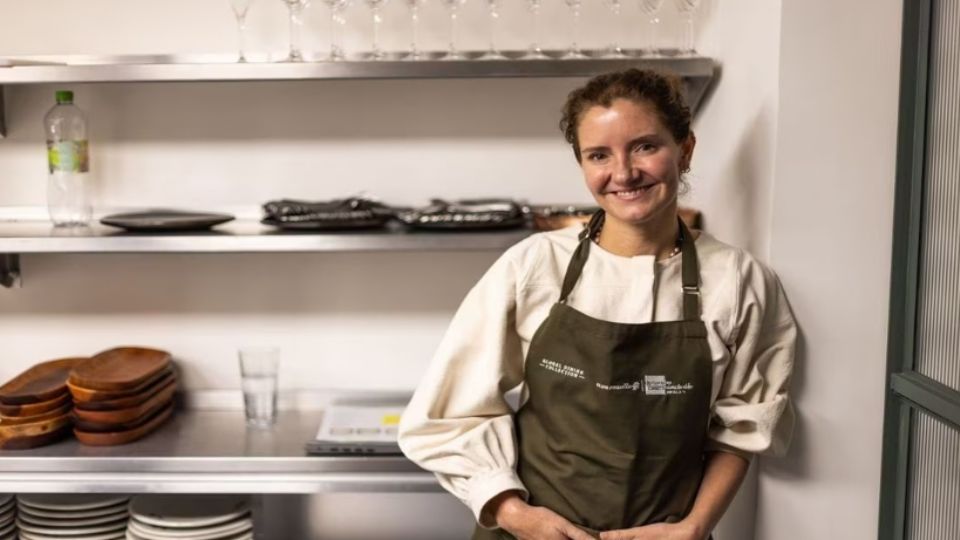 Con una conciencia social por su posición con las jóvenes generaciones, la chef se muestra fuerte y humilde, demostrando su talento con la comida preparada en sus restaurantes