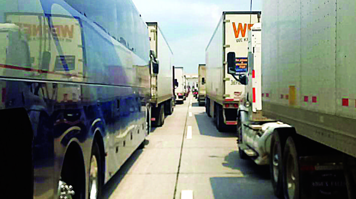 Se agiganta ‘atorón’ en la autopista Monterrey-Nuevo Laredo; hasta tres horas de espera