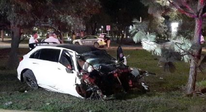 Joven pisa el acelerador de su auto de lujo y lo deja destruido | VIDEO