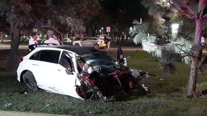 Joven pisa el acelerador de su auto de lujo y lo deja destruido | VIDEO