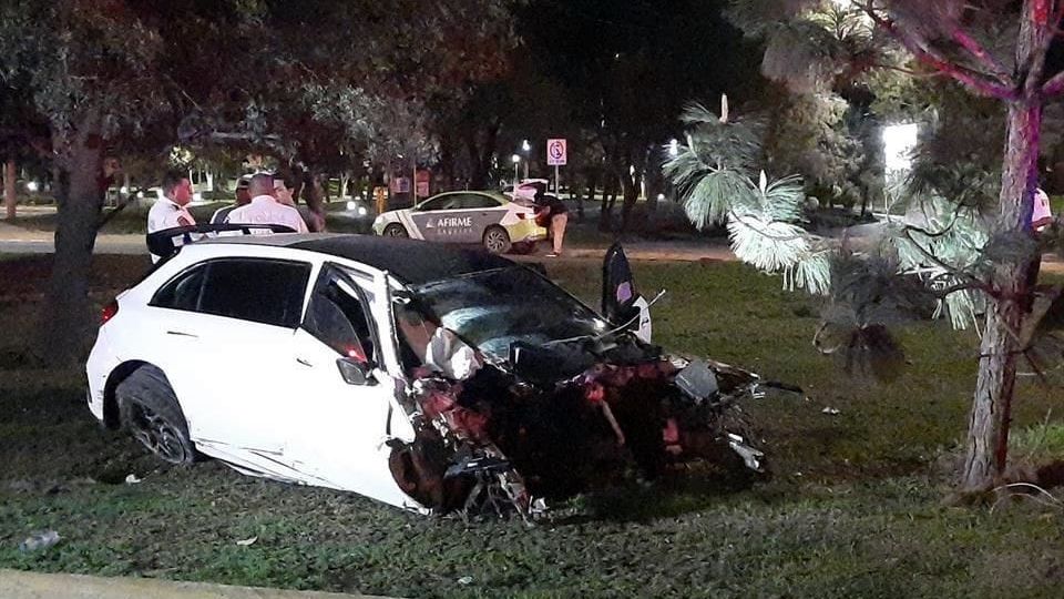 El auto quedó a un costado del camellón.