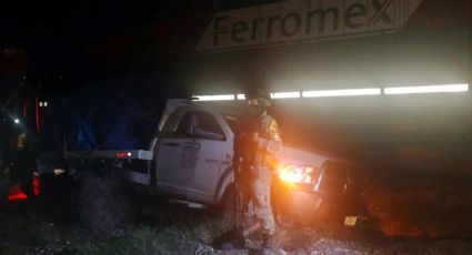 Camioneta sufre falla mecánica en medio de la vía y tren la destroza