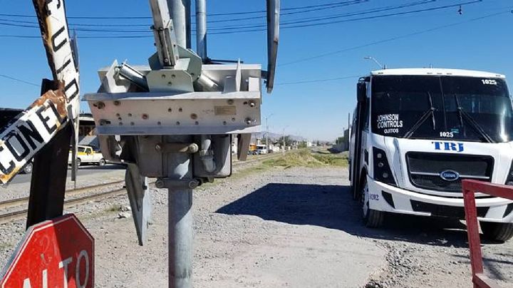 Tren impacta a camión lleno de niños en Ciudad Juárez