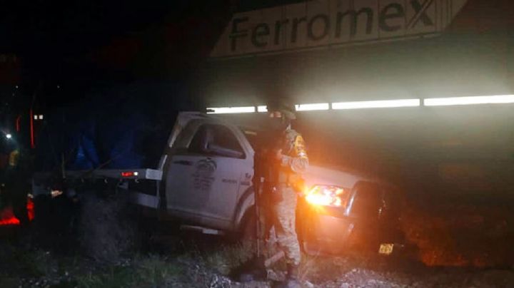 Camioneta sufre falla mecánica en medio de la vía y tren la destroza