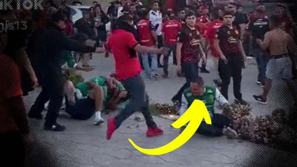 Aficionados de Xolos golpeando a aficionados del León en Tijuana