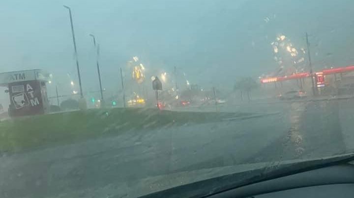 Alertan por calles inundadas y autos varados en Laredo, Texas | FOTOS