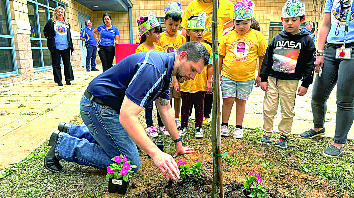 Van a primarias para celebrar el Día de la Tierra