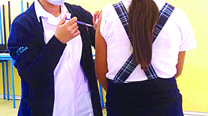 Visitan secundarias en lucha contra VPH; vacunan a mujeres