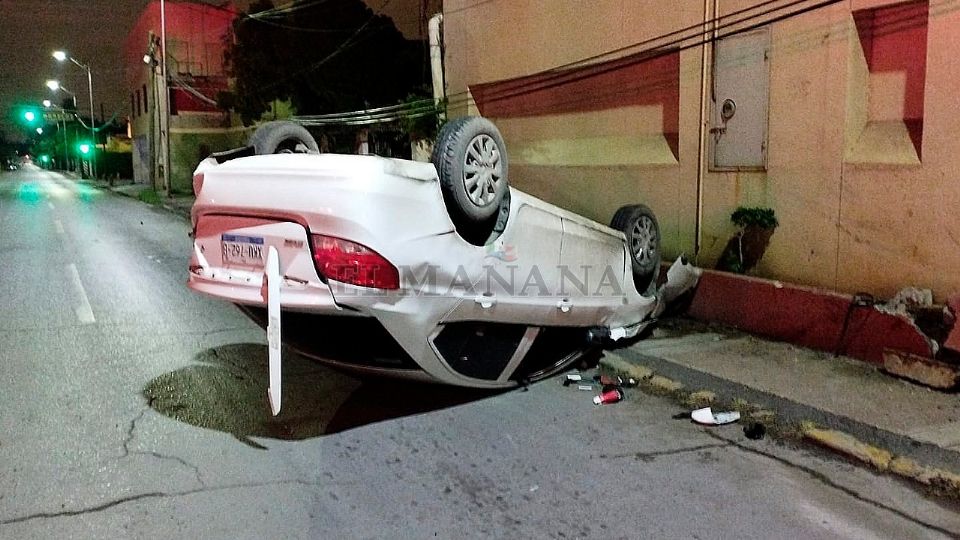 El auto quedó con las llantas arriba.