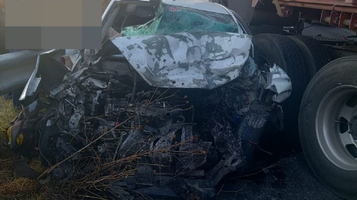 Trágico choque entre un tráiler y un taxi deja cuatro muertos y dos heridos