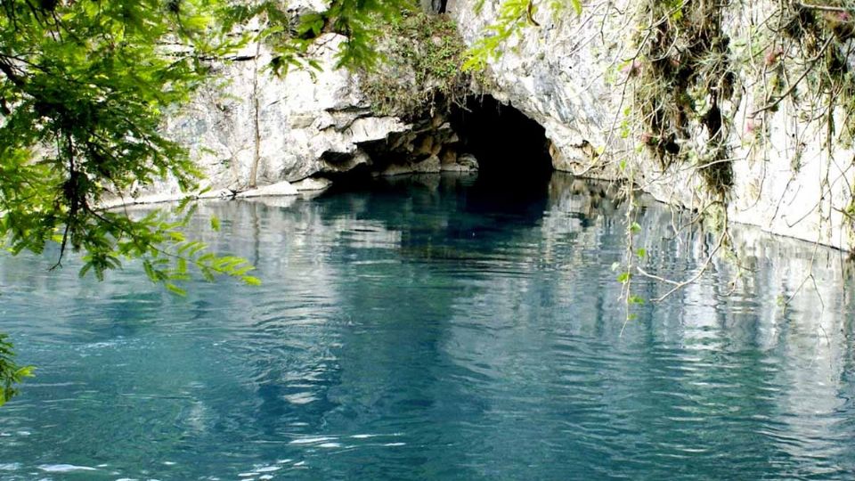 Manantial que brota desde cuava en Tamaulipas