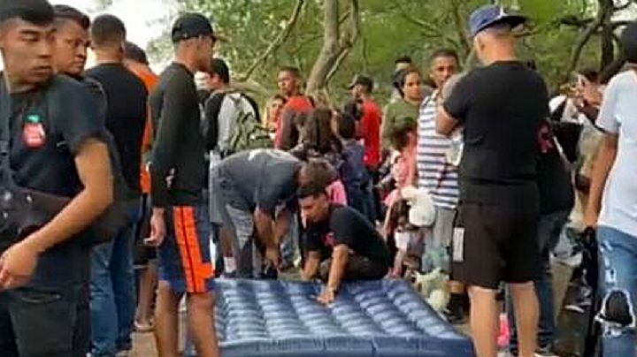 Migrantes usan colchones inflables para cruzar el Río Bravo