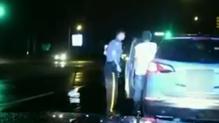 Mujer arrolla brutalmente a policía que ayudaba a conductor | VIDEO