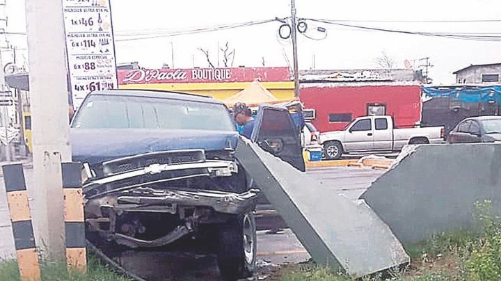 Conductora estrella SUV contra una barda en la colonia 20 de Noviembre.