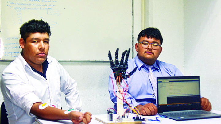 Estudiantes crean prótesis de mano 100% funcional, en la UT