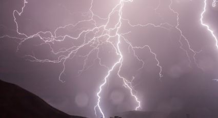 Impresionante rayo es captado durante tormenta de arena en Sonora | VIDEO