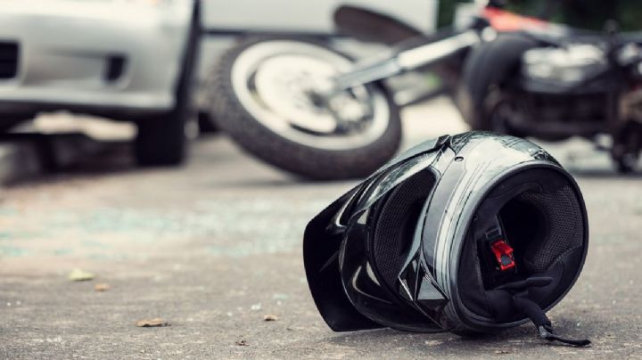 No respeta semáforo en rojo y joven motociclista muere atropellado