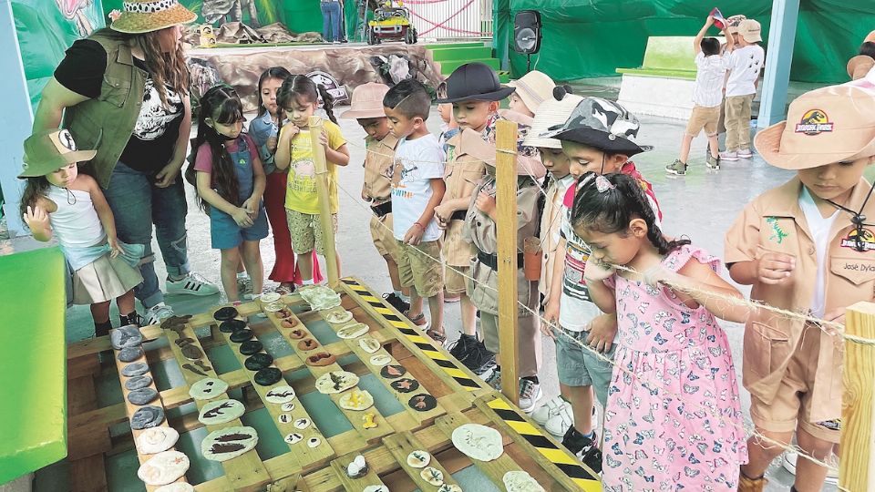 Las docentes mostraron a sus alumnos diversos tipos de fósiles de dinosaurios.