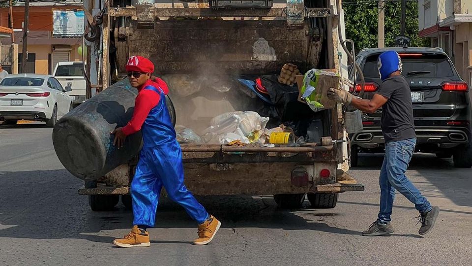 Superhéroes de Ciudad Madero que recogen basura