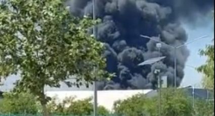 Incendio consume bodega recicladora de químicos en Apodaca, Nuevo León