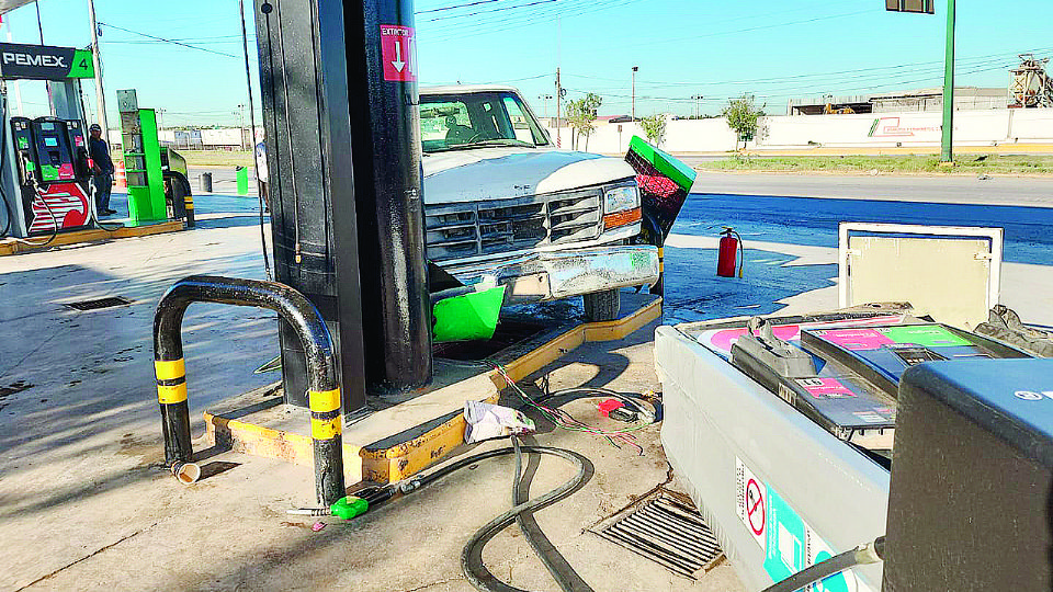 Un hombre en su camioneta derribó una bomba para despachar gasolina.