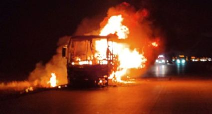 Se incendia autobús con 36 pasajeros en Sonora; pérdida total
