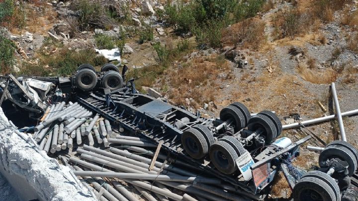 Tráiler 'vuela' a barranco de Los Chorros; chofer sobrevive de milagro a volcadura