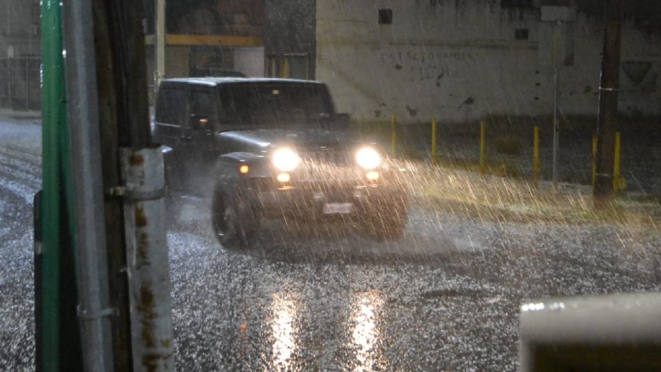 El granizo tapizó las calles durante varios minutos.