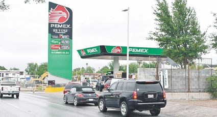 Racionan gasolina tras compras de pánico; encarecen precios