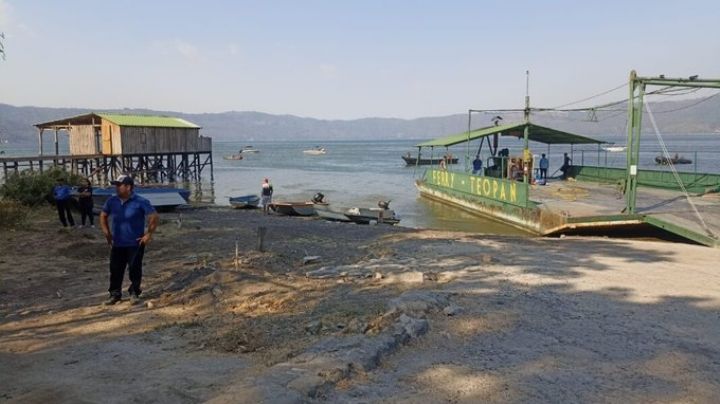 Mueren ahogados dentro de camioneta en lago; se cayeron del ferry | VIDEO