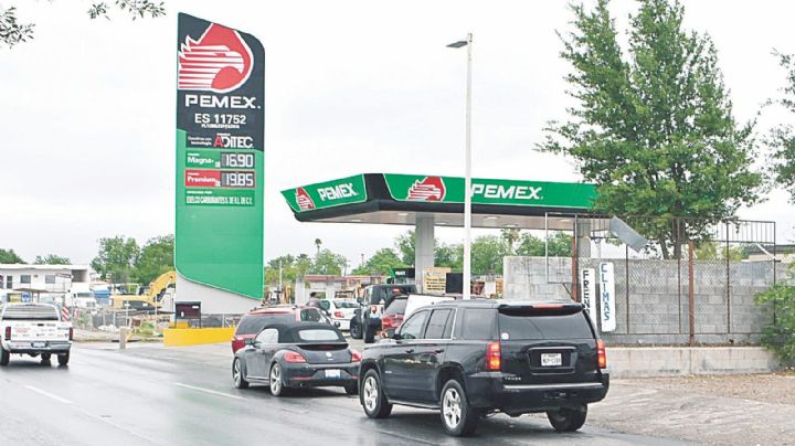 Racionan gasolina tras compras de pánico; encarecen precios