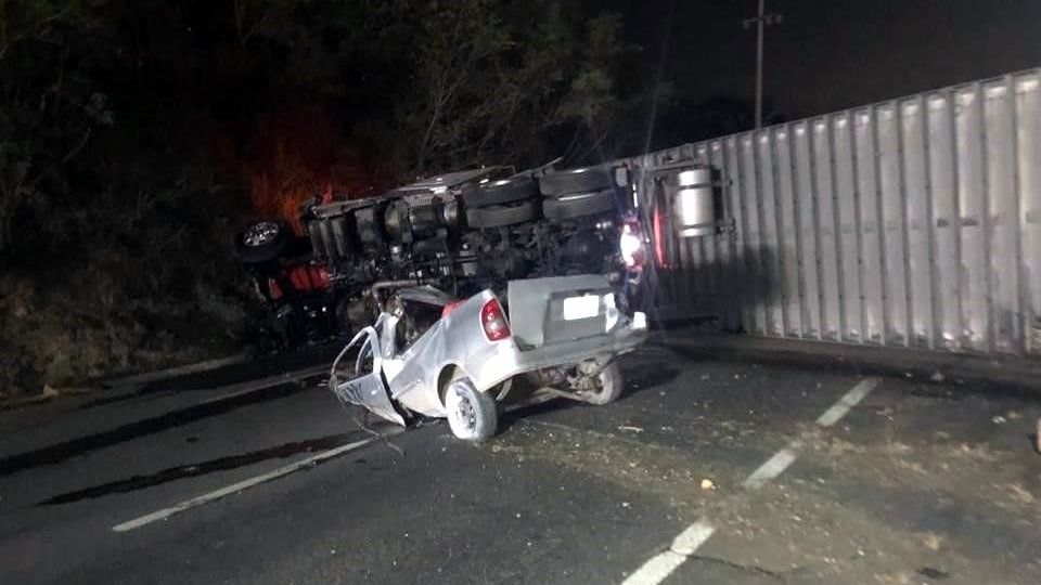 El hombre de la camioneta perdió la vida al instante