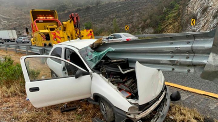 Conductor mezcla alcohol y velocidad en Carretera 57; deja su auto destrozado
