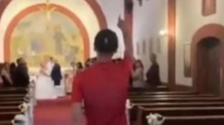 Joven bromista saca susto a los novios al gritar '¡yo me opongo!' | VIDEO