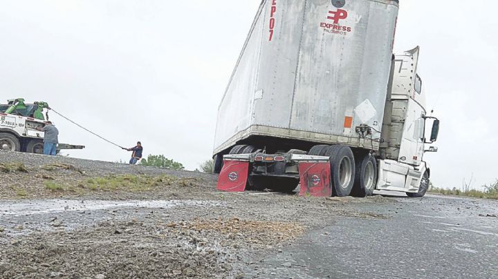 Pasa trailero gran susto por conducir a exceso de velocidad; la libra en la Mex II