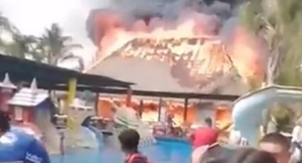 Arde palapa en balneario y arruinan vacaciones de turistas | VIDEO