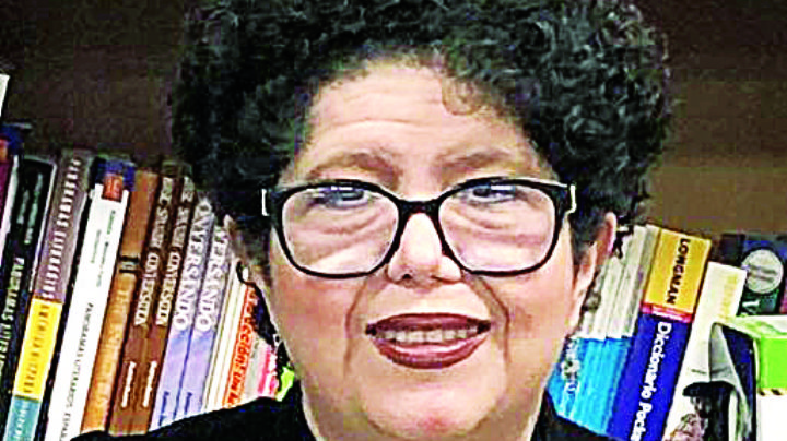 Comparte escritora su trabajo literario 'La Catarina'