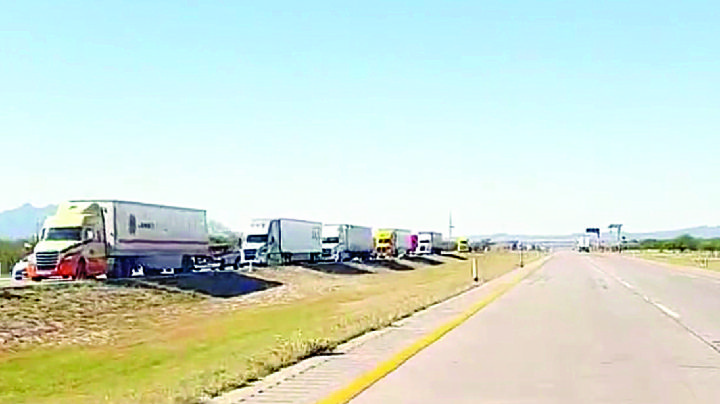 Caos en autopista de Nuevo Laredo por caseta en Sabinas
