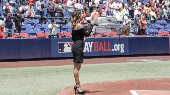 Multarían a María León por equivocarse en la letra del Himno Nacional Mexicano