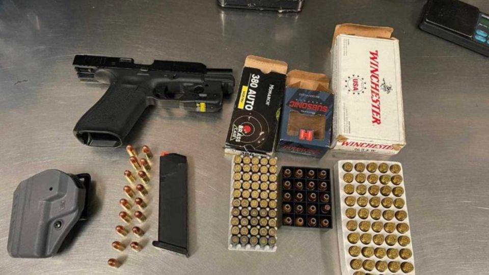 Un arma de fuego, tres cajas de balas y cargador repleto tenía César Manuel Gallegos junior.