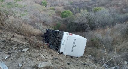 Autobús con niños futbolistas cae a barranco; hay un muerto y varios heridos