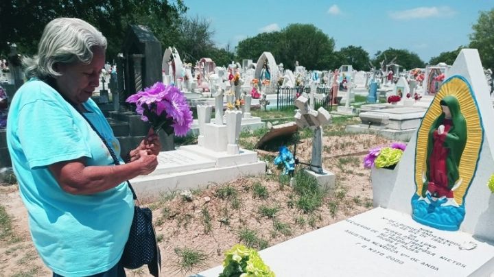 Nuevo Laredo: desde hace 23 años visita a su madre, Doña Agustina, en la tumba