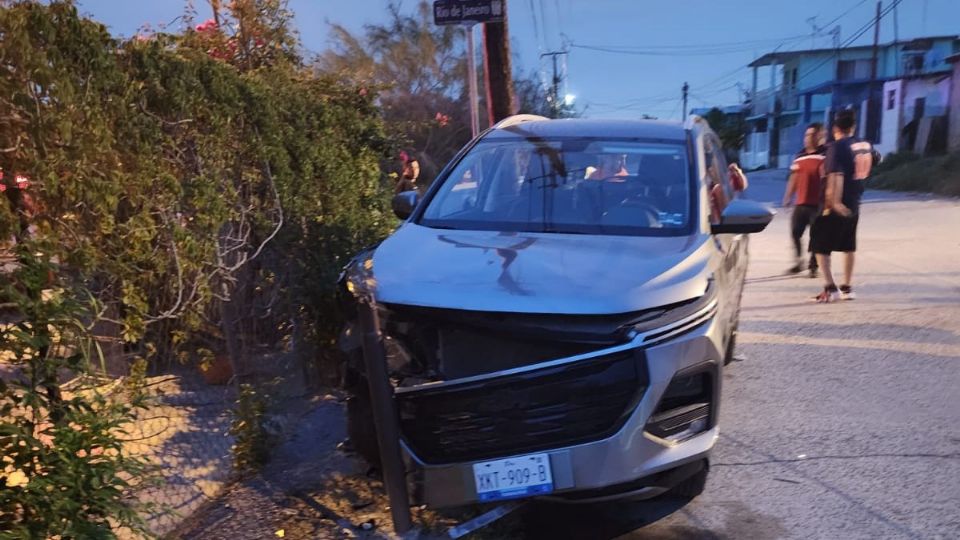 El auto quedó dañado de la parte delantera